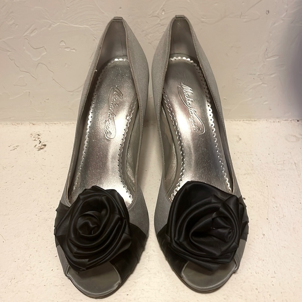 MICHAELANGELO grey/black satin heels.